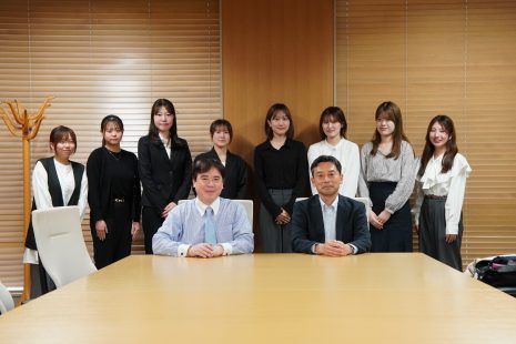 英語グローバル学科とMECの学生が、国際協力銀行（JBIC）大阪支店長を迎えて、グローバルな課題についてプレゼンテーションと意見交換を行いました