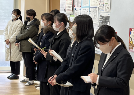 英語グローバル学科の学生が附属中高の授業を見学しました