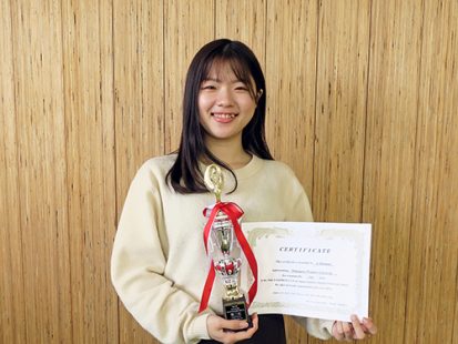 英語特別クラス(ACE)の嶋田愛さんが「谷本杯」全日本学生英語弁論大会で準優勝しました