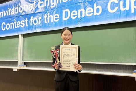 本学科の武井寧々さんが、「デネブ杯」英語弁論大会で３位入賞。本学科は10年連続の学外大会上位入賞を達成！