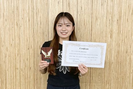 グローバル・コミュニケーション専攻の桑田咲子さんが「春KESSA杯」英語弁論大会で３位に入賞しました！