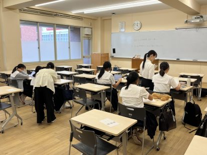 本学科の学生が武庫川女子大学附属中学校で英語の指導を行いました
