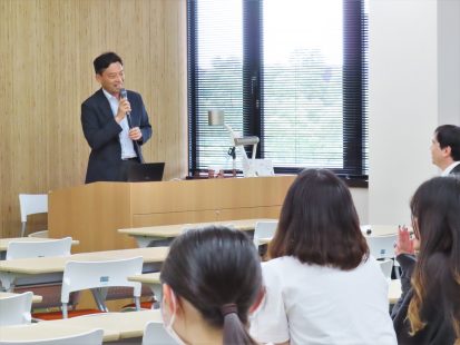 国際協力・国際キャリア形成等について、英語グローバル学科およびボランティア団体の学生が、国際協力銀行大阪支店長と意見交換を行いました