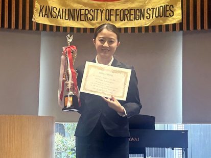 本学科の久保芽依さんが、英語弁論大会「デネブ杯」で準優勝、「谷本杯」で３位に入賞しました